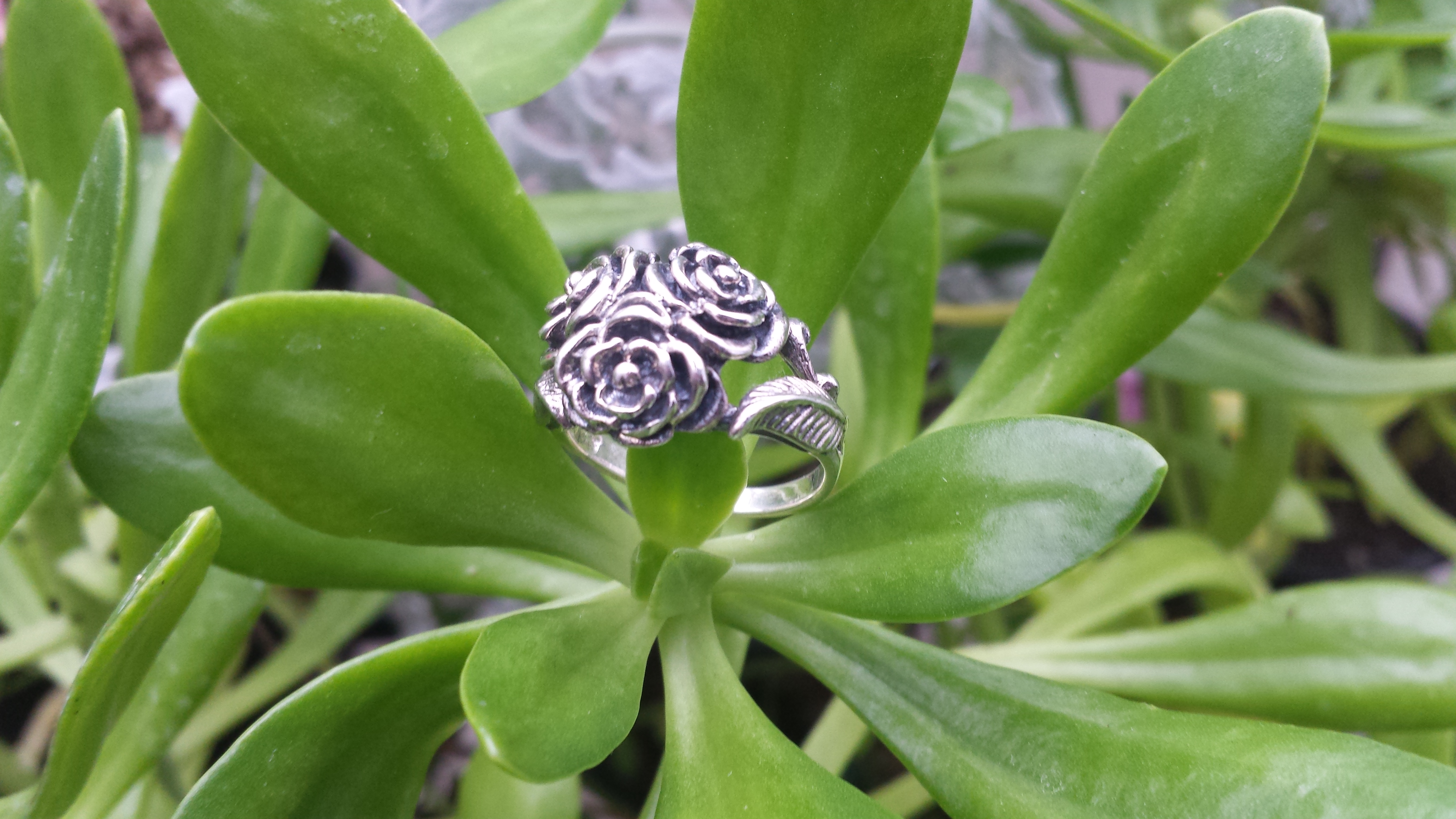 STUNNING TRIPLE ROSE RING WITH 925 STERLING SILVER. 7 G
